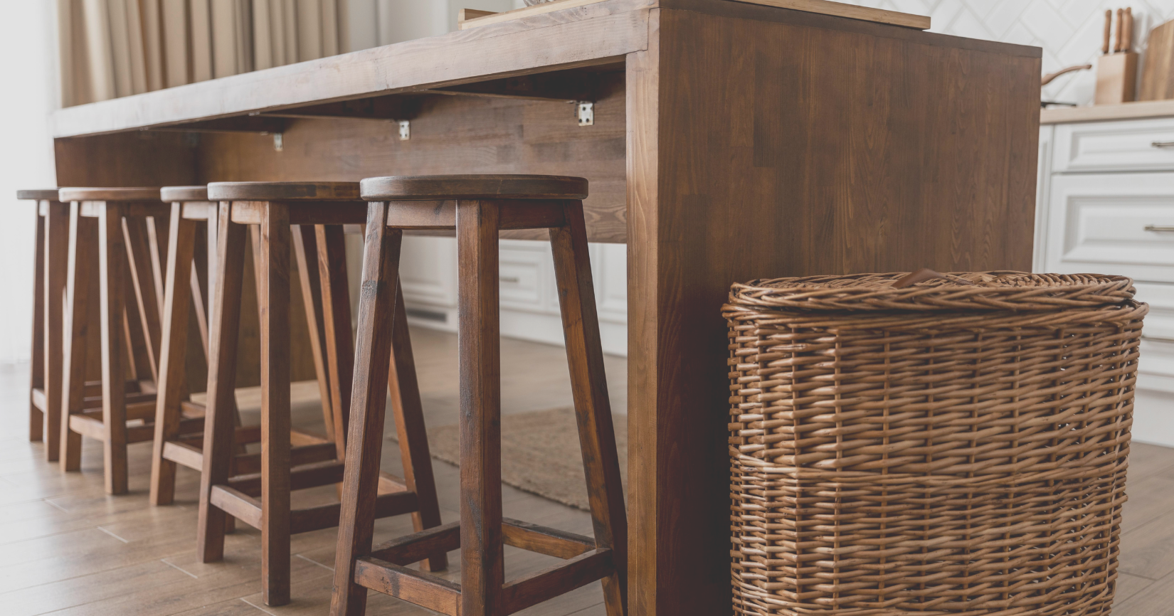 Acabados en madera oscura: elegancia y calidez para tu hogar
