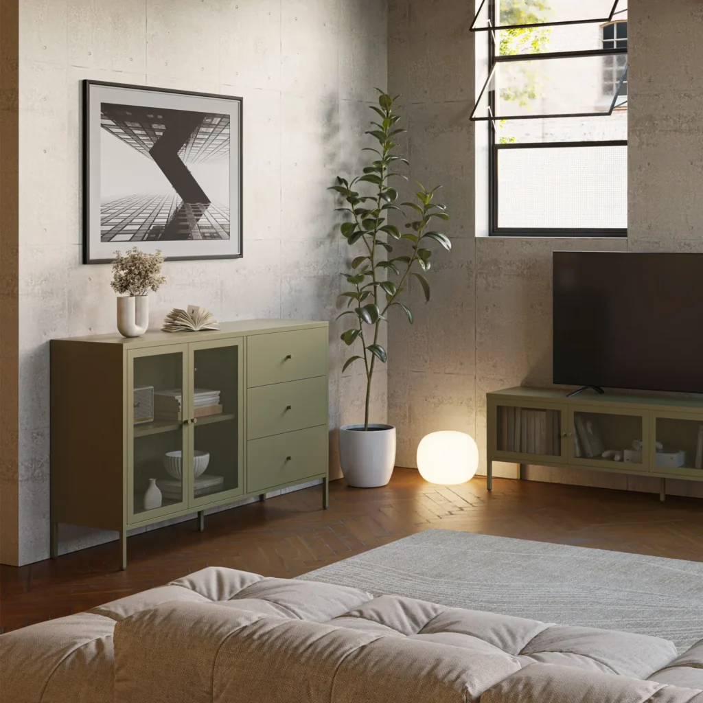 aparador-fayna-verde-ambiente.webp Aparador Fayna Verde fabricado completamente en metal, con dos puertas de rejilla y tres cajones. Diseño moderno y funcional para tu salón.