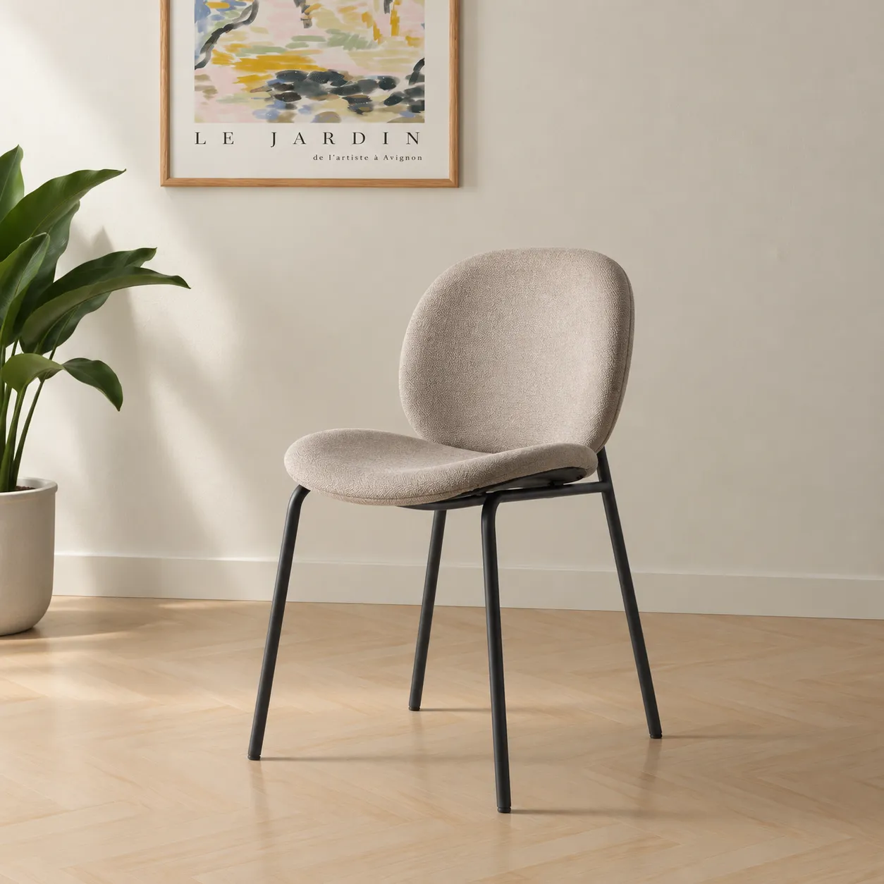 Silla Cori Beige tapizada con respaldo redondeado y patas de metal para comedor