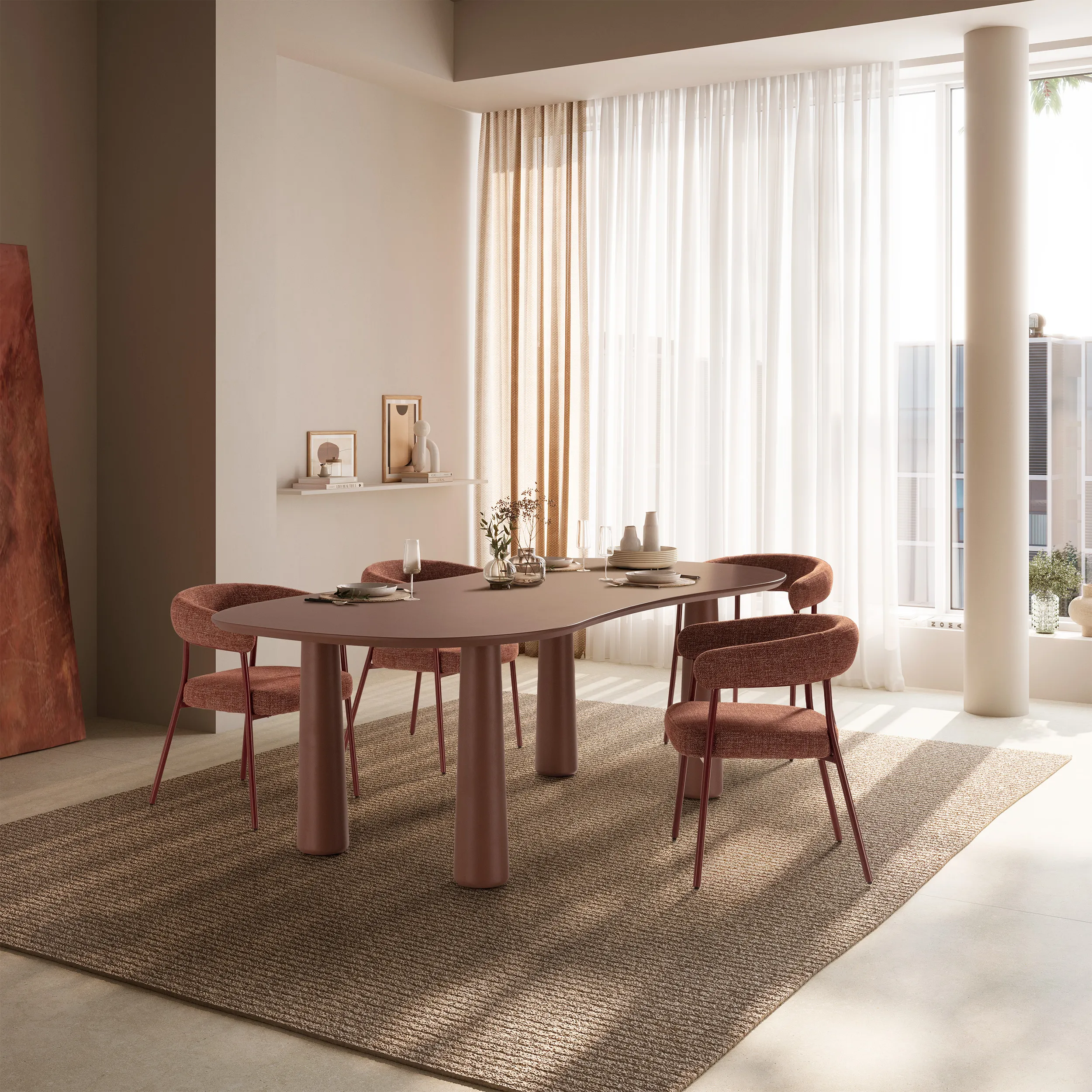 Mesa Nahia de comedor en color terracota con diseño curvo y patas robustas de madera