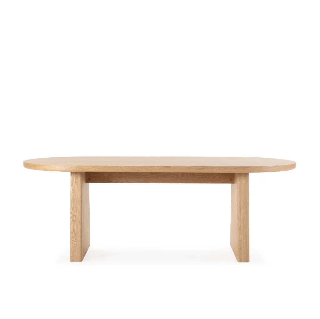 Mesa Blair ovalada de comedor en acabado natural con estructura de madera y diseño contemporáneo