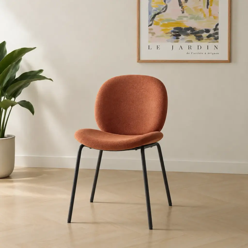 Silla Cori Teja tapizada con estructura y patas de metal para comedor