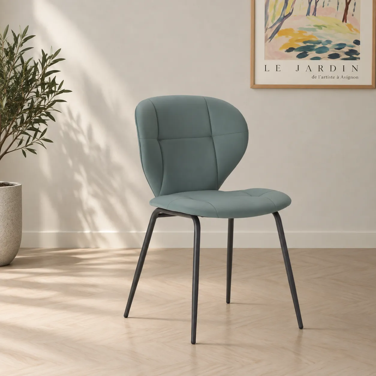 Silla Maura Verde tapizada con respaldo curvado y patas de metal para comedor