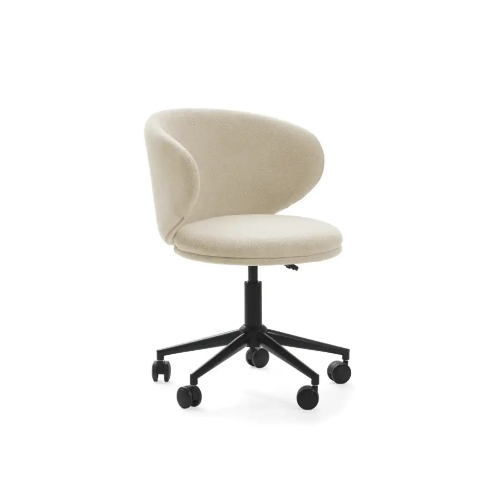 Sillón Oficina Rush Beige tapizado con respaldo envolvente y base metálica negra con ruedas