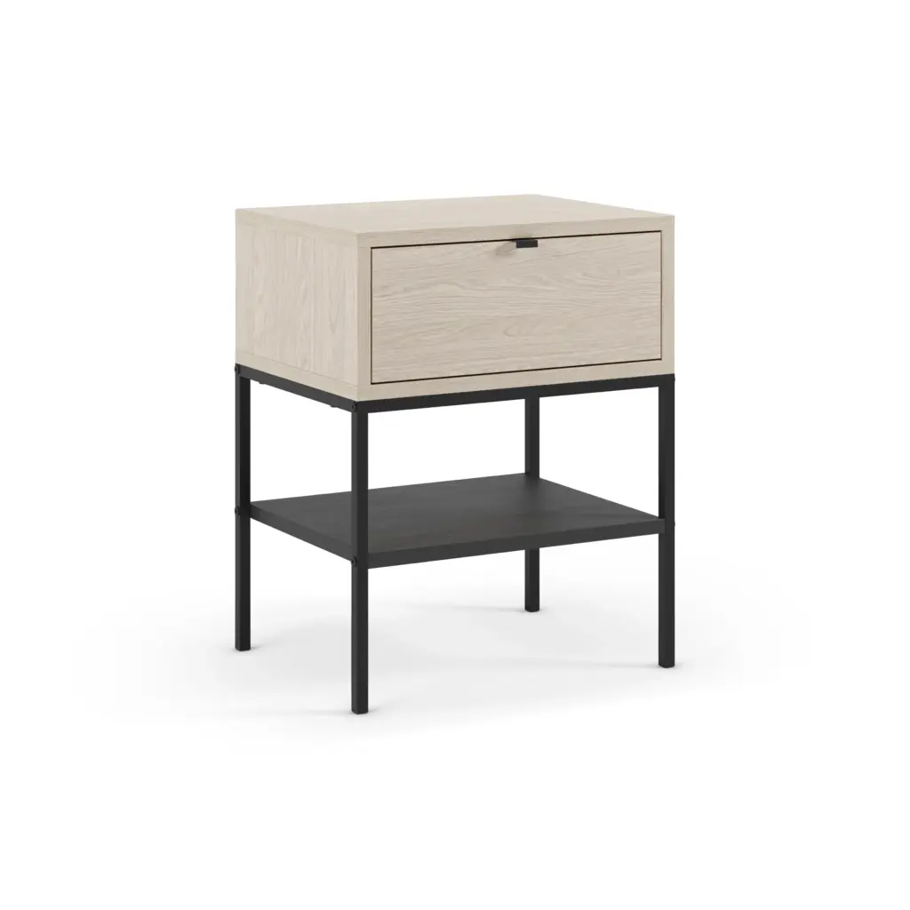 Fabricada en madera y metal, la Mesita Sali Pusula/Negro combina un acabado cálido con una estructura negra de líneas sencillas y contemporáneas. Su cajón y el estante inferior ofrecen un espacio práctico para mantener organizados los objetos del dormitorio.
