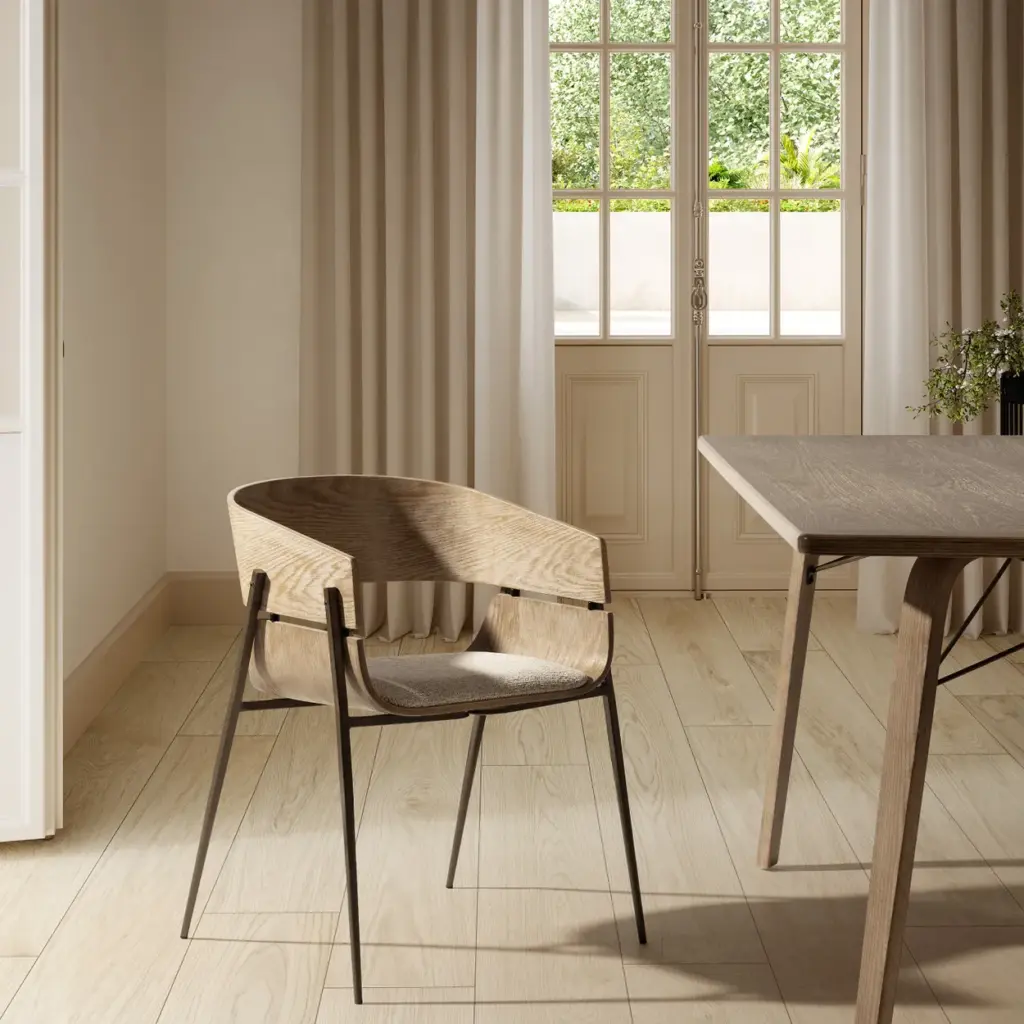 Silla Naia Beige con respaldo de roble lavado y estructura metálica para comedor