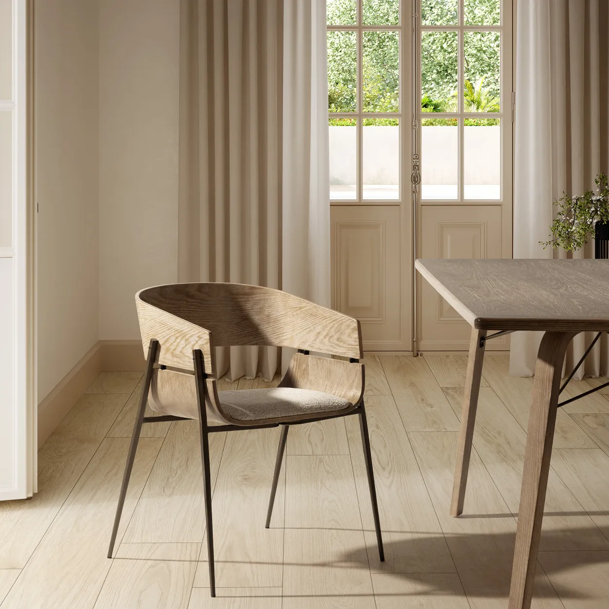 Silla Naia Beige con respaldo de roble lavado y estructura metálica para comedor