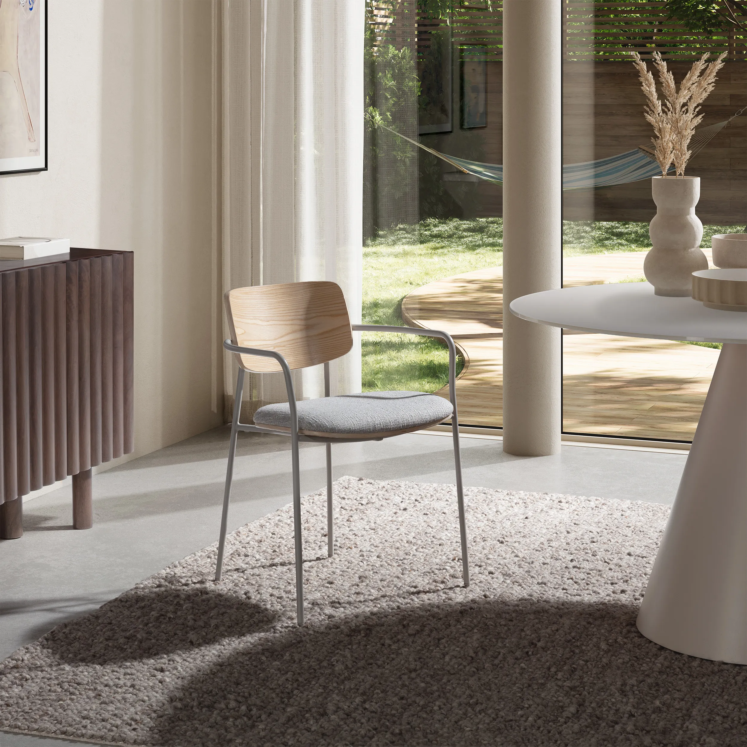Silla Nour Beige con respaldo de roble y estructura metálica gris para comedor