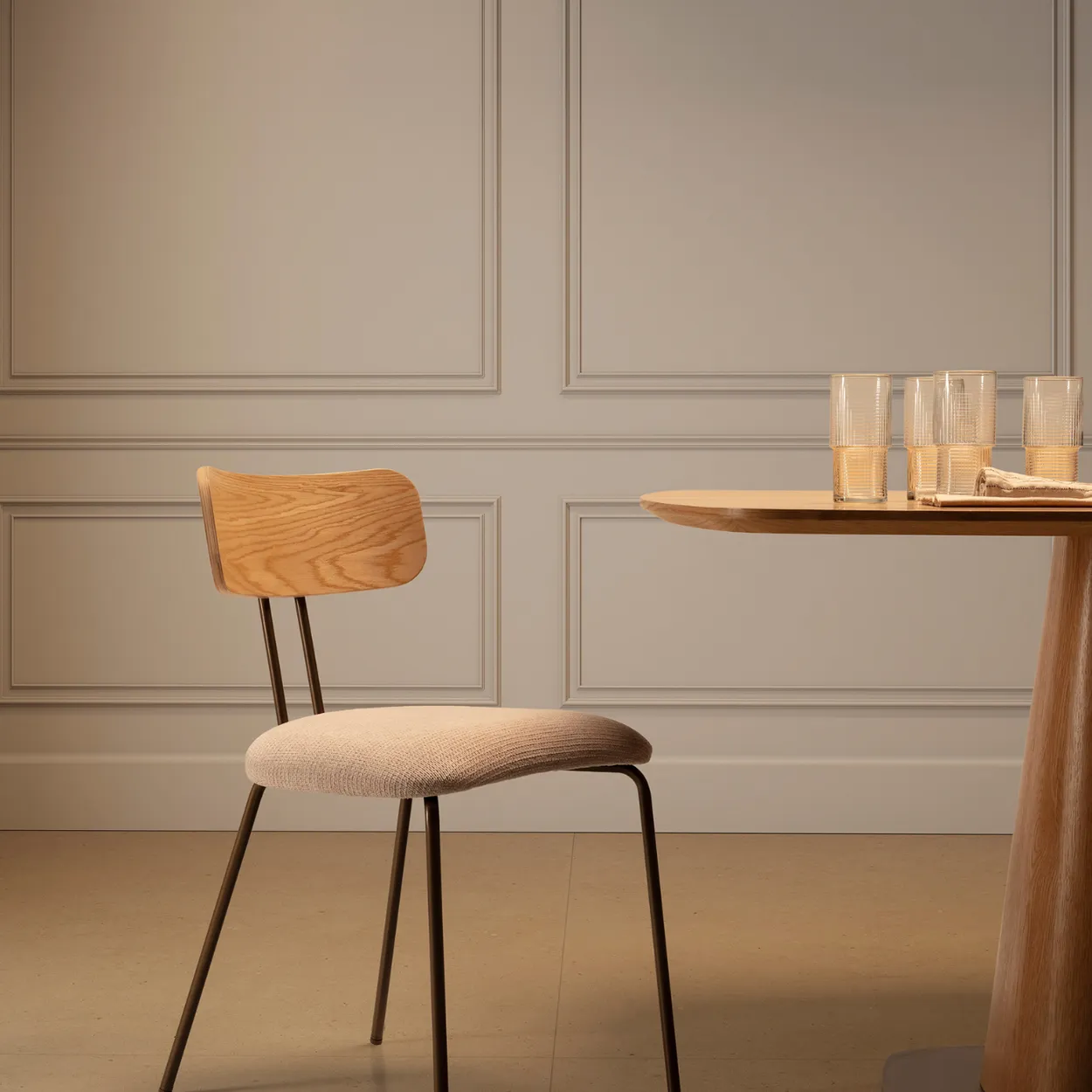 Silla Olimpia Beige con respaldo de roble y patas de metal cobre para comedor