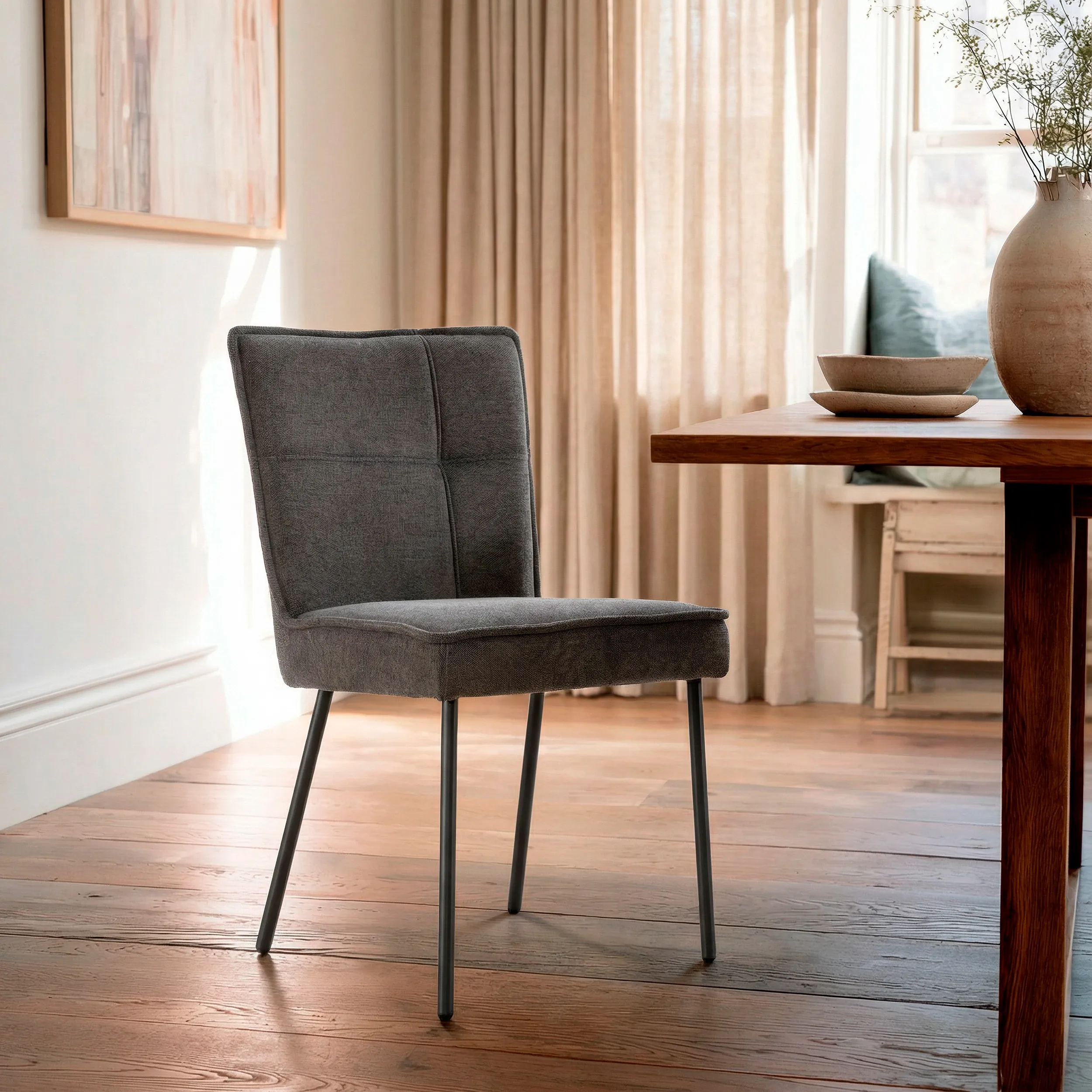 Silla Vesta Gris Oscuro tapizada en tela con patas de metal para comedor