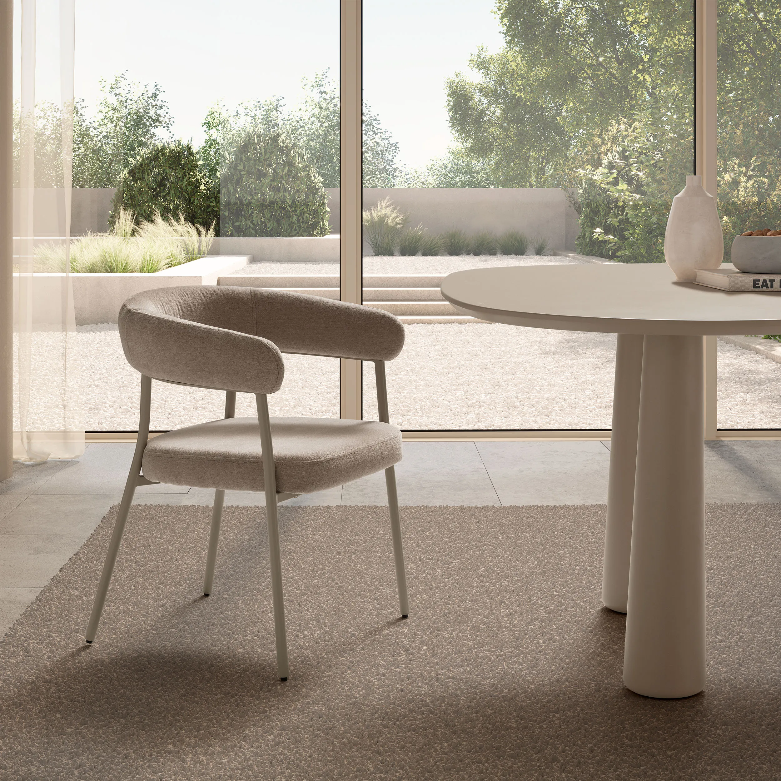 Silla Yuri Beige con patas crema de metal para comedor