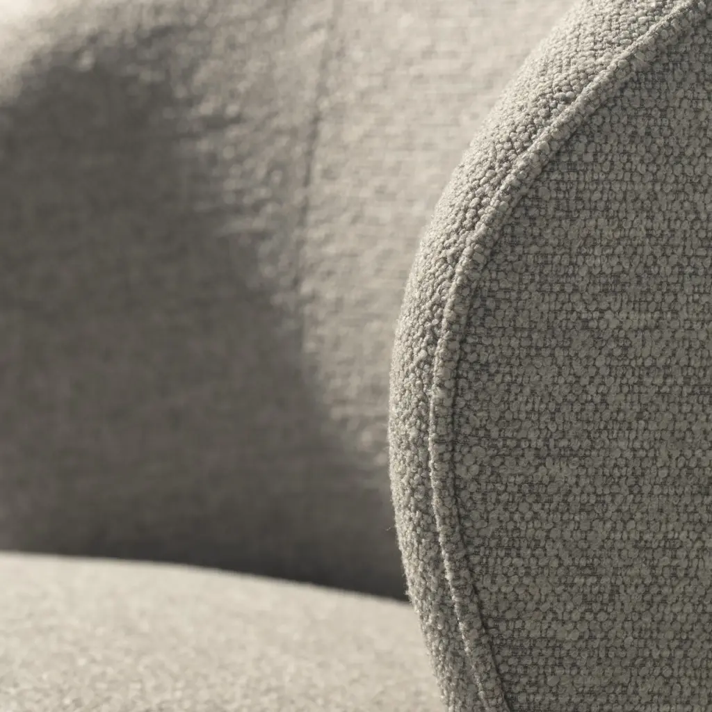 Sillón Edna Gris tapizado con formas envolventes y diseño giratorio para salón