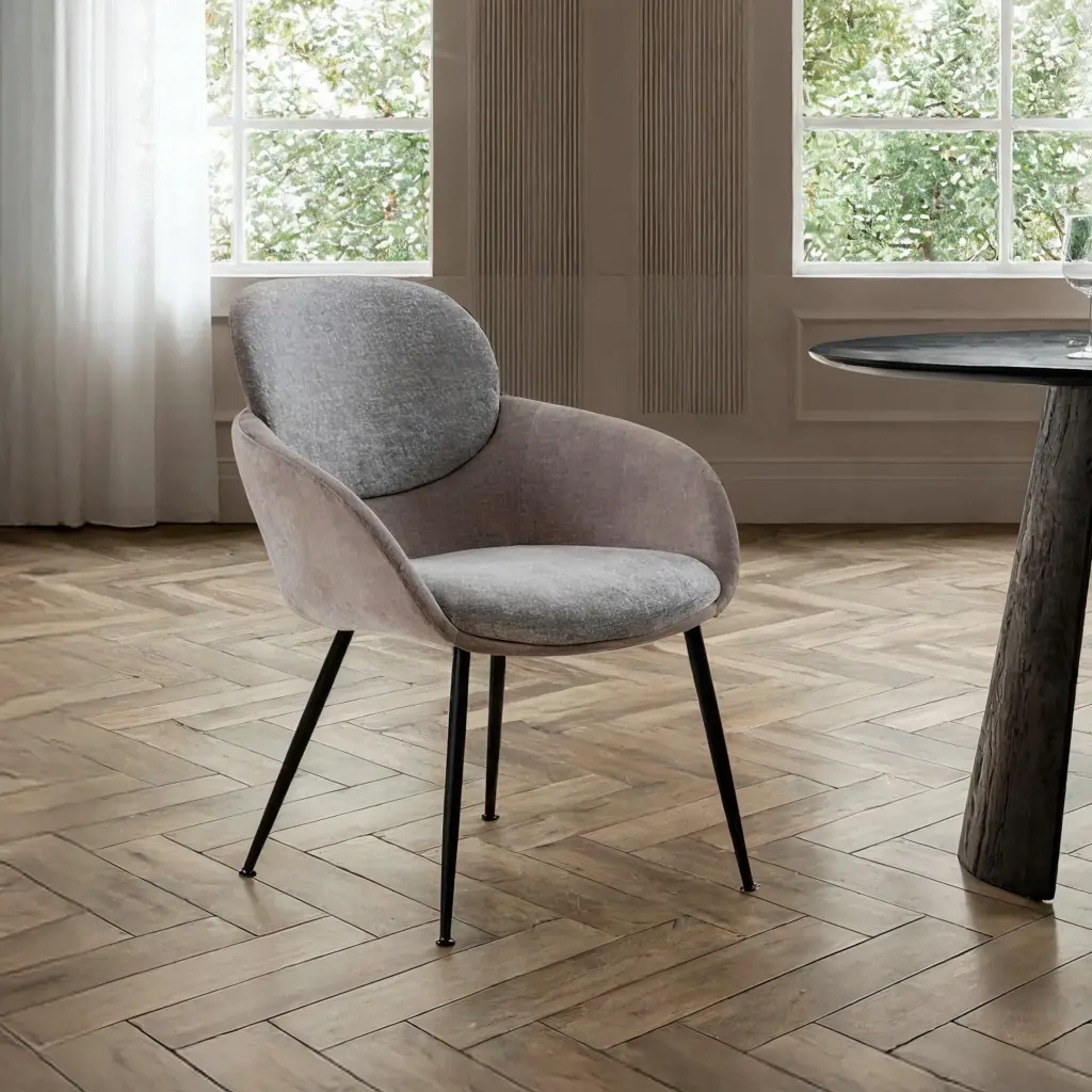 Sillón Nure Gris tapizado con respaldo redondeado, reposabrazos y patas metálicas negras