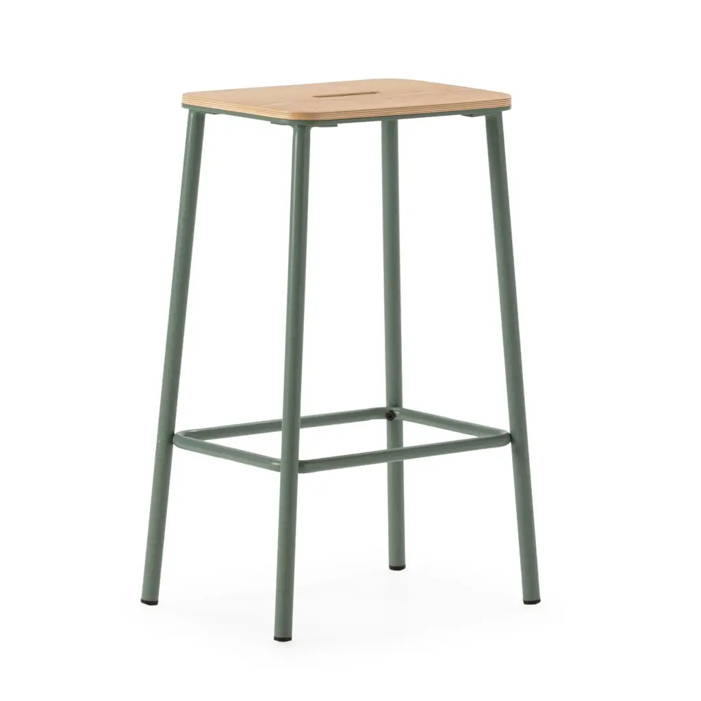 Taburete Abba Roble con estructura metálica color aguamarina y reposapiés integrado
