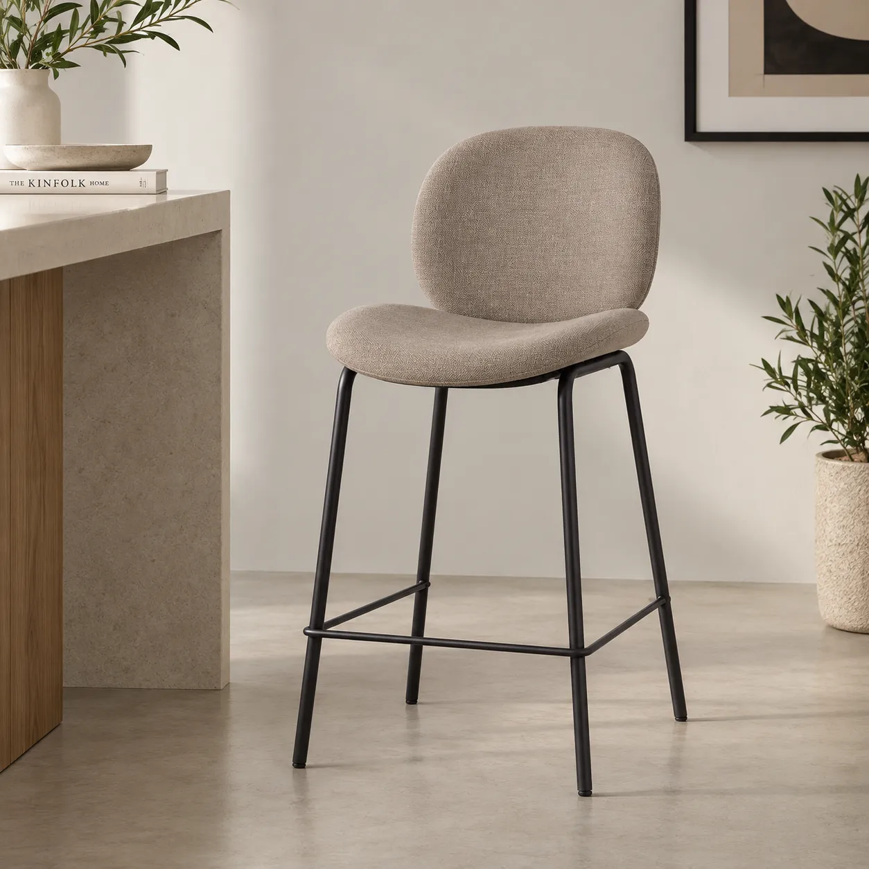 Taburete Cori Beige tapizado en tela con respaldo redondeado y estructura metálica negra
