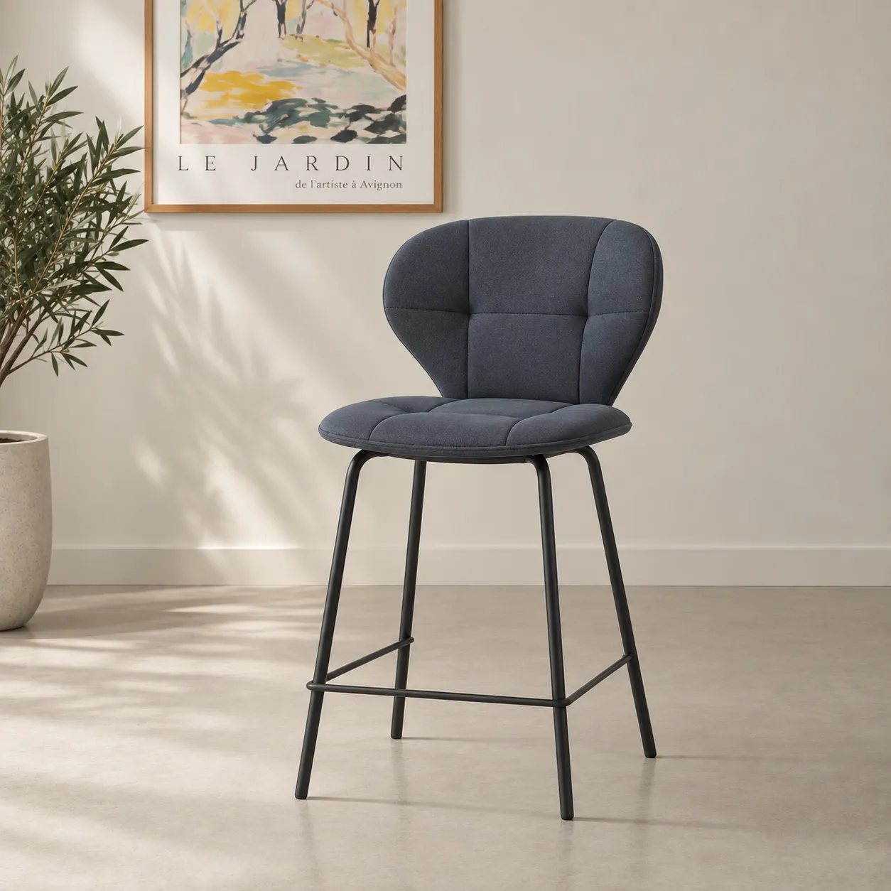 Taburete Maura Azul Oscuro con respaldo curvado y patas de metal para cocina