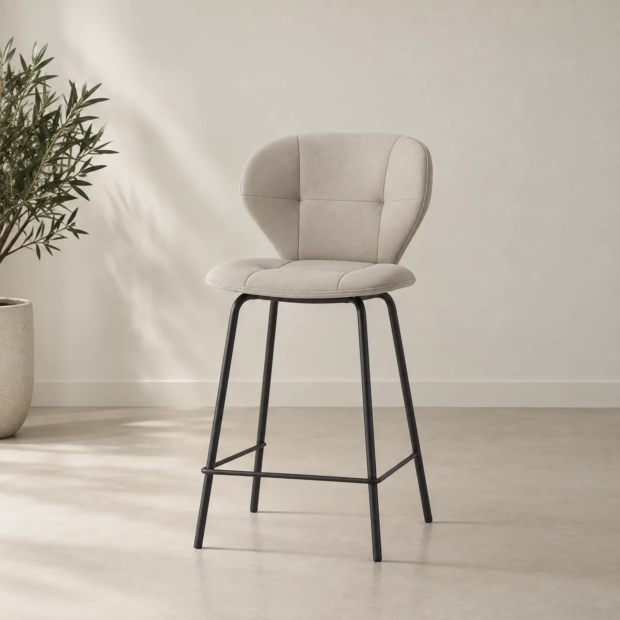 Taburete Maura Beige con respaldo curvado y patas de metal para cocina