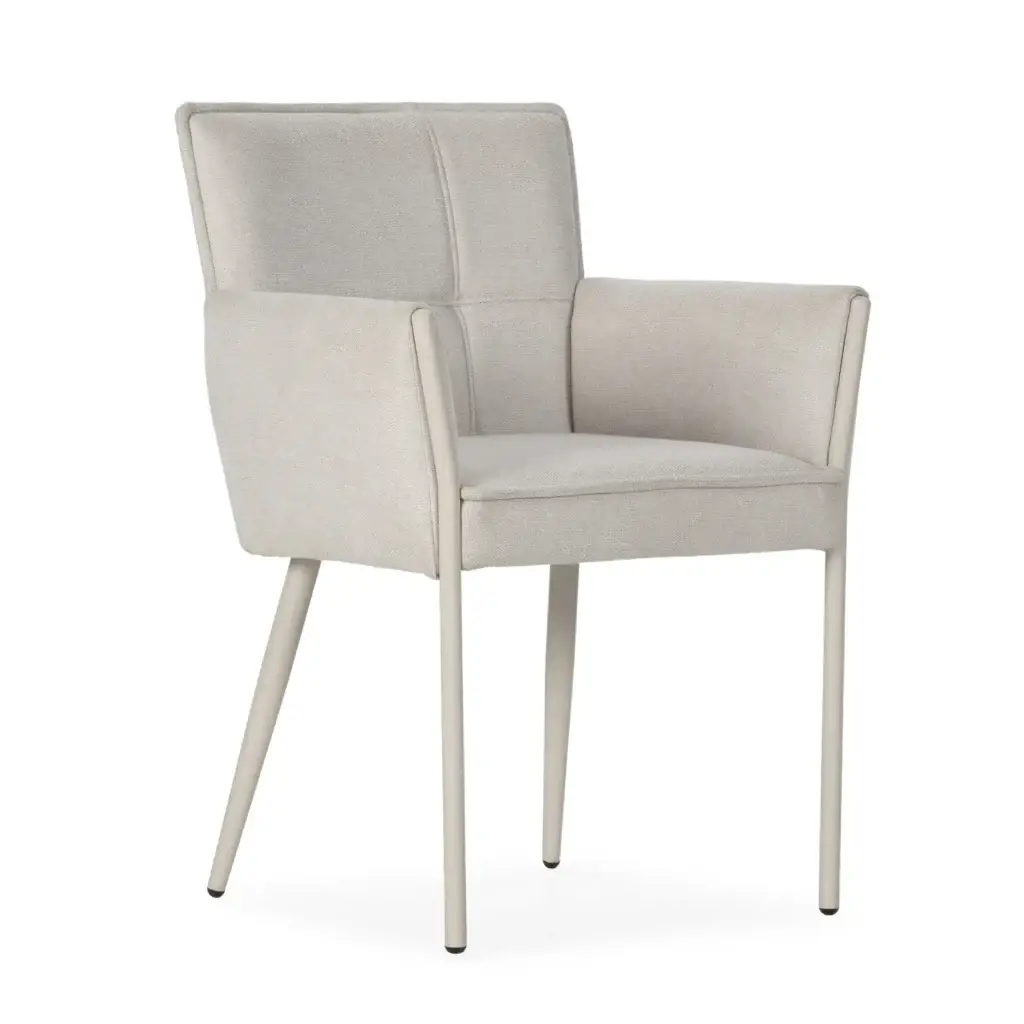 Sillón Vesta Crema tapizado con reposabrazos y estructura metálica color crema