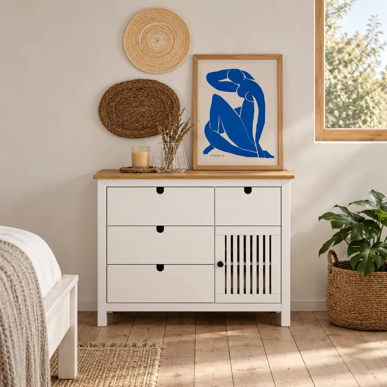Cómoda Bruna Blanca de madera de pino con cajones y puerta con listones verticales