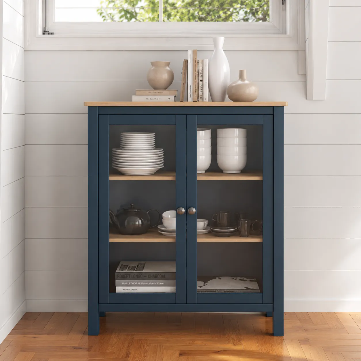 Vitrina Misti de dos puertas en azul y roble con cristal y estantes interiores