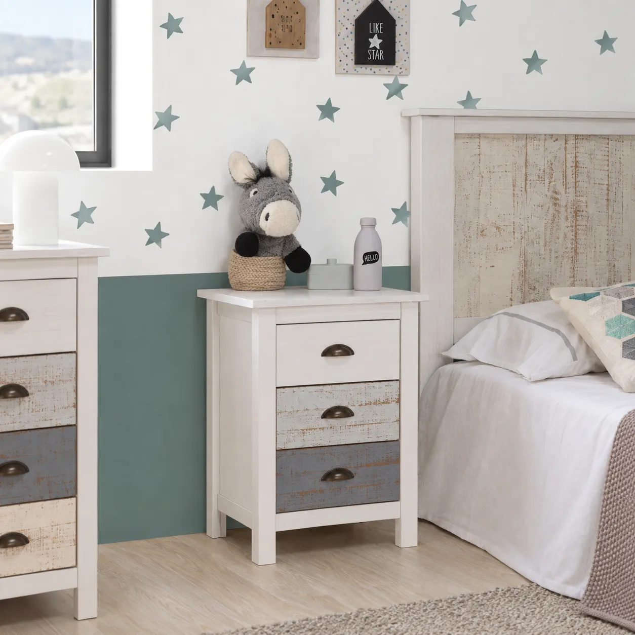 Mesita Romántica de tres cajones en blanco y multicolor fabricada en madera de pino