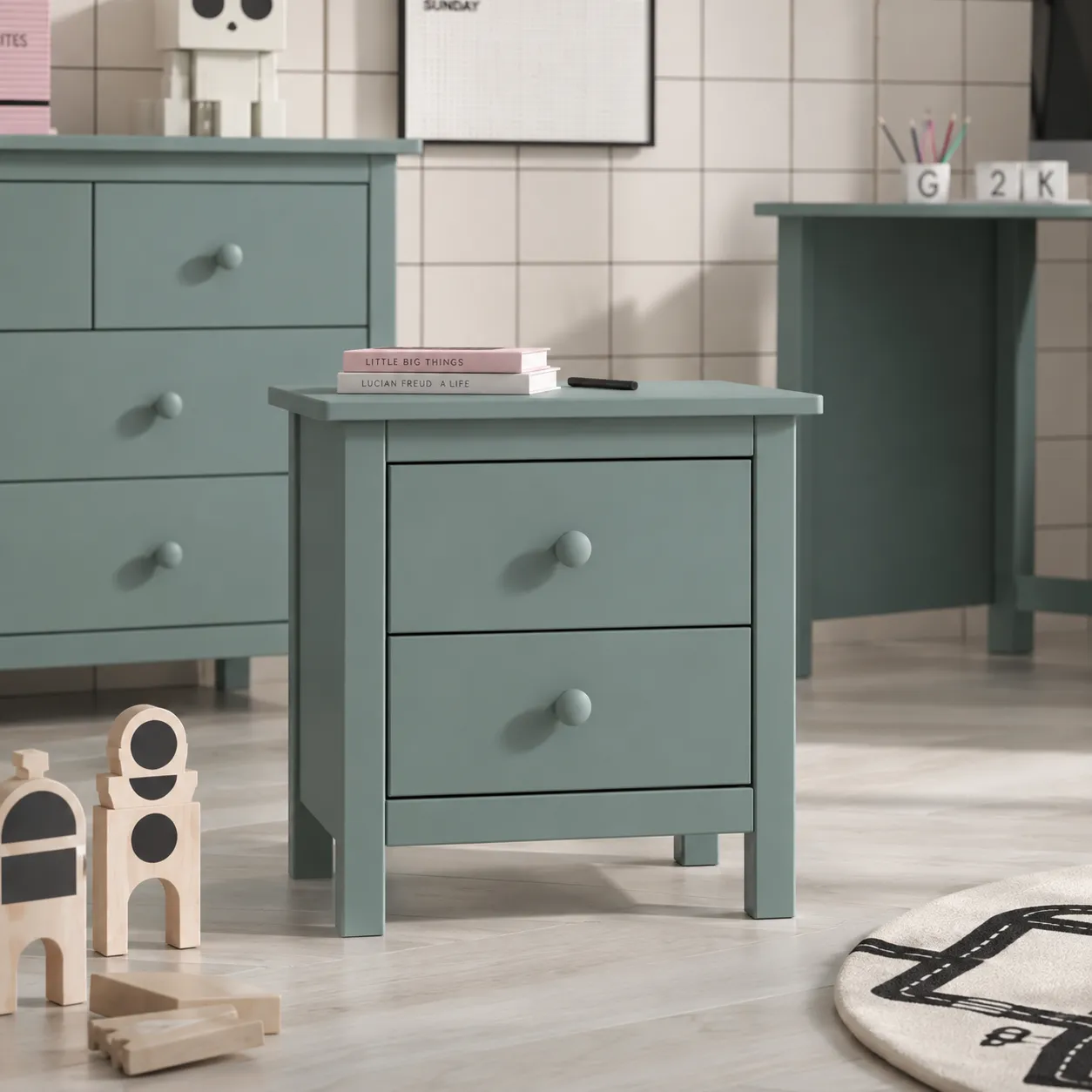Mesita Max de dos cajones en verde petróleo fabricada en madera de pino maciza