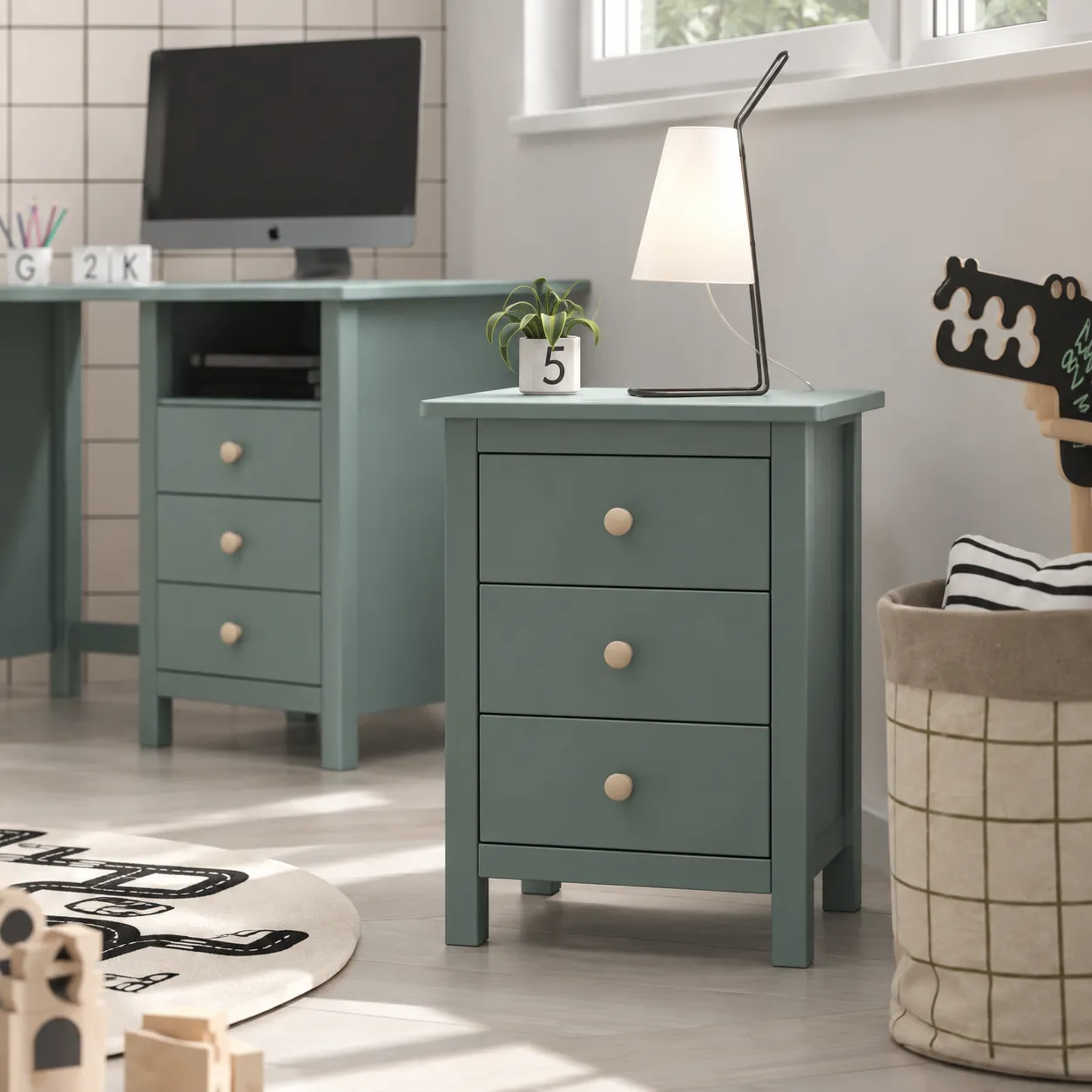 Mesita Max de tres cajones en verde petróleo fabricada en madera de pino maciza