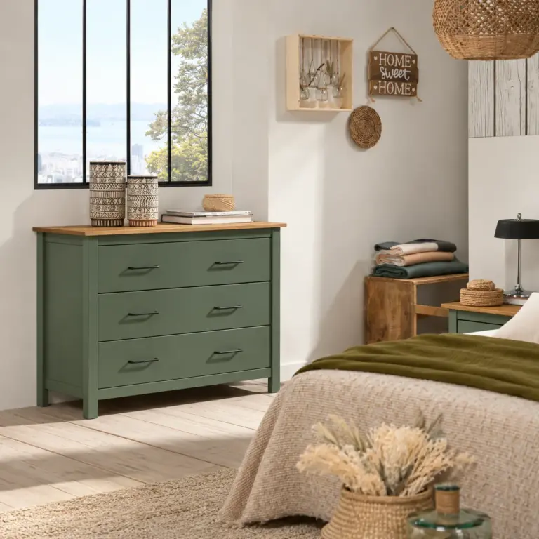 Cómoda Miranda de tres cajones en verde con superficie superior efecto madera natural.