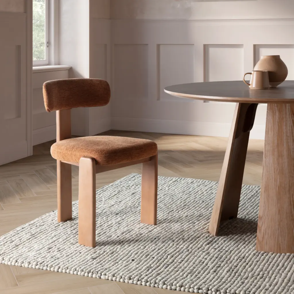 Silla Nadia con asiento y respaldo tapizados en color teja y estructura en acabado roble lavado. 1_risultato Silla Nadia con asiento y respaldo tapizados en color teja y estructura en acabado roble lavado.
