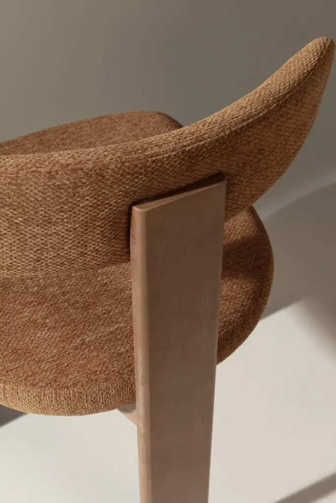 Silla Nadia con asiento y respaldo tapizados en color teja y estructura en acabado roble lavado. 3_risultato