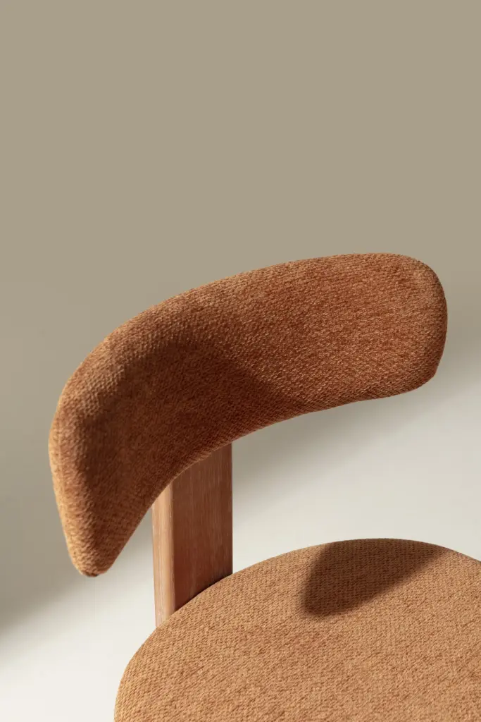 Silla Nadia con asiento y respaldo tapizados en color teja y estructura en acabado roble lavado. 4_risultato