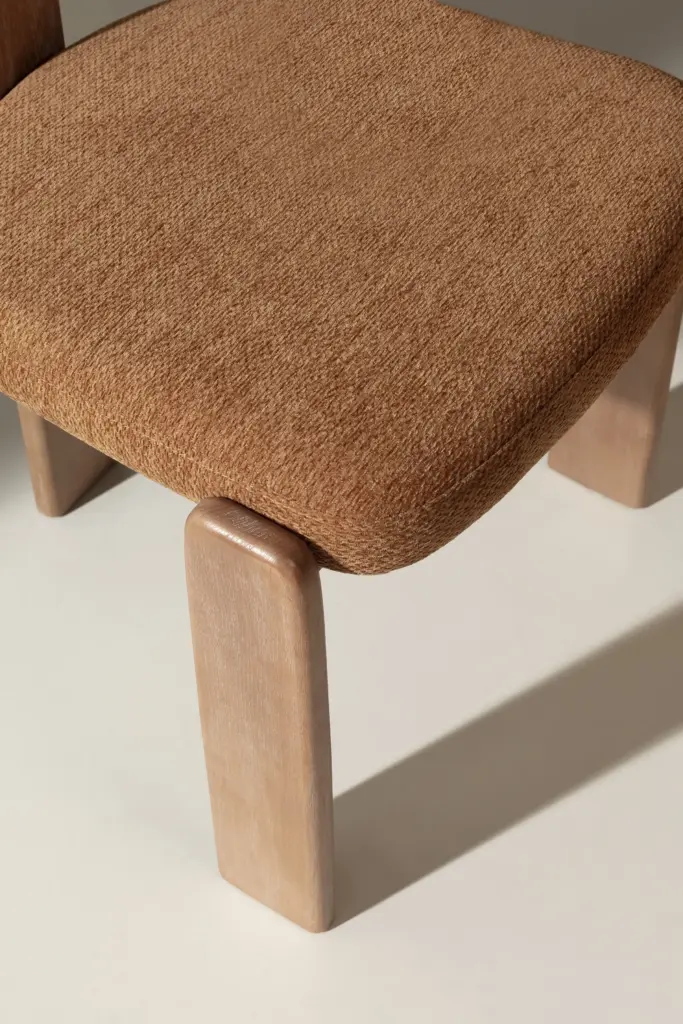 Silla Nadia con asiento y respaldo tapizados en color teja y estructura en acabado roble lavado. 5_risultato