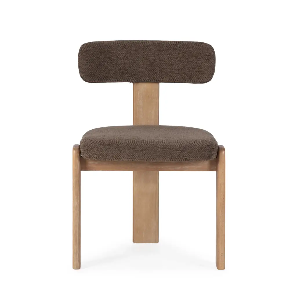 Silla Nadia con tapizado marrón y estructura en acabado roble lavado.