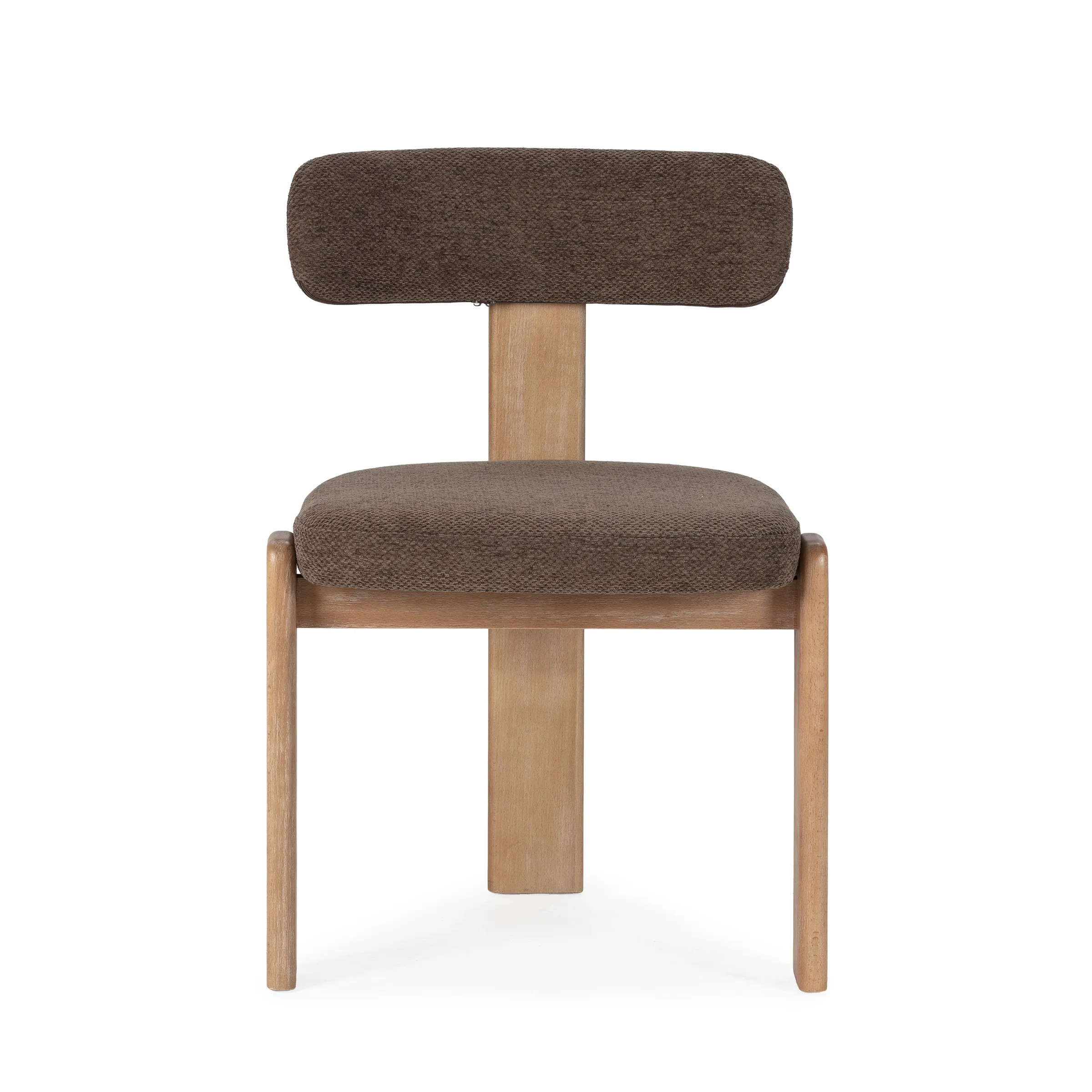 Silla Nadia con tapizado marrón y estructura en acabado roble lavado.