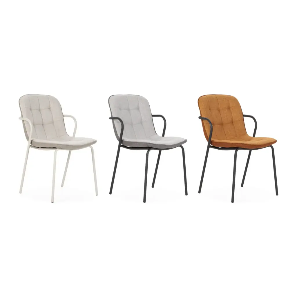 Silla Angie en Beige, Gris Claro y Terracota Silla de comedor Angie tapizada con brazos en Beige con pata crema, Gris Claro con pata negra y Terracota con pata negra