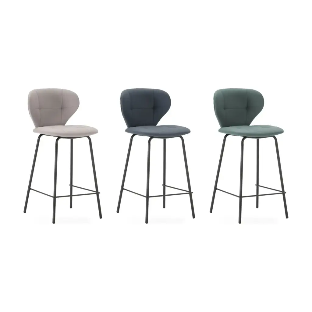 Taburete Maura en Beige, Azul Oscuro y Verde Taburete alto Maura tapizado en tela con patas metálicas negras en Beige, Azul Oscuro y Verde